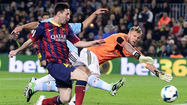 Lionel Messi z FC Barcelona pekonv glmana Rubena Blanca z Celty Vigo.