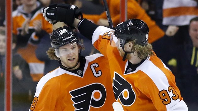 Claude Giroux (vlevo) a Jakub Vorek slav gl Philadelphie.