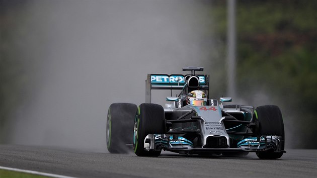 NEJRYCHLEJÍ. Lewis Hamilton vyhrál kvalifikaci Velké ceny Malajsie formule 1.