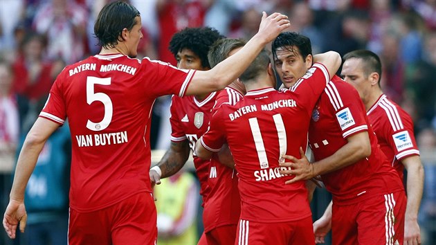 BRAVO. Hri Bayernu Mnichov slav gl, kter vstelil Claudio Pizarro (druh zprava) v duelu s Hoffenheimem.