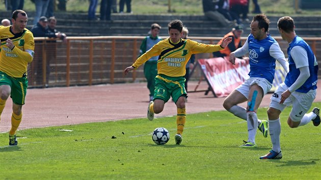 Sokolovsk zlonk David Vanek centruje v duelu proti Tborsku.