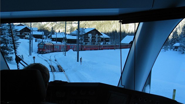 Mjen vlak na jednokolejce z Chru do Arosy