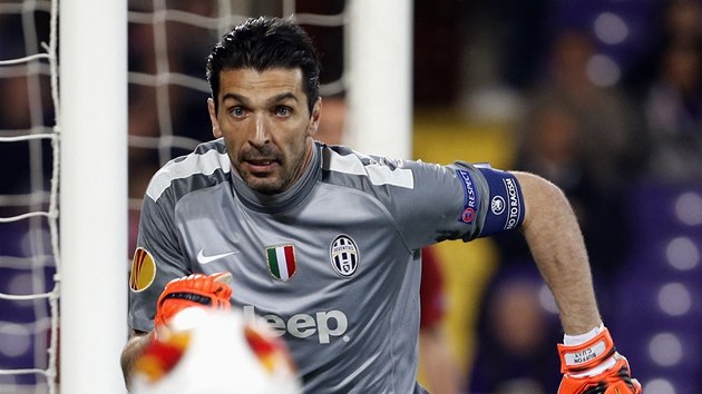 RYCHLE ZA NM! Gianluigi Buffon, brank Juventusu, spch za mem pi utkn Evropsk ligy s Fiorentinou.