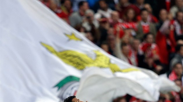 Ezequiel Garay z Benfiky Lisabon oslavuje gl proti Tottenhamu.