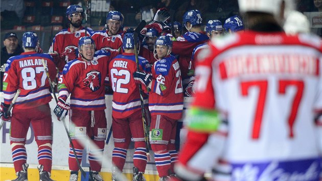 Hokejisté praského Lva se radují z gólu proti Donbassu Donck.