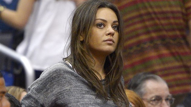 Mila Kunisov na basketbalovm zpase (Los Angeles, 22. bezna 2014)