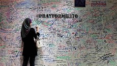 Modlíme  se za vás, vzkazují Malajsijci pasaérm letu MH370 (21. bezna 2014)