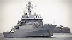 Britská lo HMS Echo vyráí pátrat po troskách  letu MH370 (21. bezna 2014)