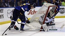 Vladimír Sobotka ze St. Louis bojuje za brankou Minnesoty. Vladimír Sobotka ze St. Louis bojuje za brankou Minnesoty.