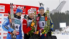 NEJLEPŠÍ ZA STÍHAČKY. Vítěz stíhacího Simon Eder z Rakouska mezi druhým Rusem NEJLEPŠÍ ZA STÍHAČKY. Vítěz stíhacího Simon Eder z Rakouska mezi druhým Rusem