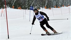 Oštěpařka Barbora Špotáková mezi slalomářskými brankami Oštěpařka Barbora Špotáková mezi slalomářskými brankami