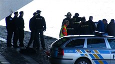 Policisté a záchranái na míst pod Jiráskovým mostem, kde bylo ve Vltav...