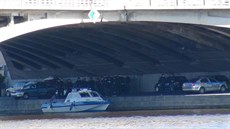 Policisté a záchranái na náplavce pod Jiráskovým mostem, kde bylo ve Vltav...
