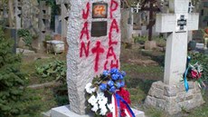 Na kontroverzní pomník na pražských Olšanských hřbitovech kdosi sprejem... Na kontroverzní pomník na pražských Olšanských hřbitovech kdosi sprejem...