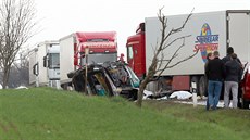 Tragická nehoda dodávky s kamionem u Lubence na Lounsku si vyádala ti lidské...