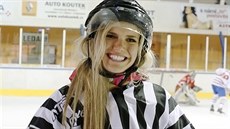 V HOKEJOVÉM. Gabriela Soukalová si v hokejovém zápase eských biatlonist...