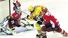 Před deseti lety, v březnu 2004, hokejový útočník Roman Hlouch ve žlutém dresu... Před deseti lety, v březnu 2004, hokejový útočník Roman Hlouch ve žlutém dresu...