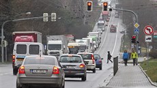 Jihlava byla kvli omezením na dálnici zcela ucpaná. Výpadovka z msta na Velký...