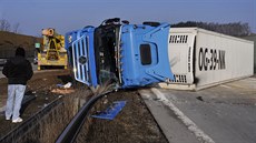 Na 134. kilometru havaroval rumunský kamion převážející mražená kuřata. Na 134. kilometru havaroval rumunský kamion převážející mražená kuřata.