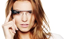 Kamila Bezpalcová a chytré brýle Google Glass. Za zapjení brýlí dkujeme...
