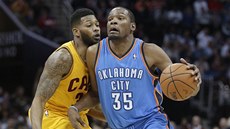 Kevin Durant z Oklahoma City Thunder (vpravo) v utkání proti Clevelandu. Kevin Durant z Oklahoma City Thunder (vpravo) v utkání proti Clevelandu.