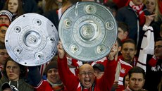 VÍTZNÁ TROFEJ. Fanouci Bayernu Mnichov mli u úped zápasem jasno: nmecký