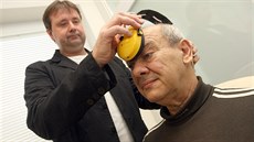 Lékař Emil Záhumenský při léčbě diabetiků metodou MDM. Lékař Emil Záhumenský při léčbě diabetiků metodou MDM.