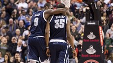 Kevin Durant (vpravo) z týmu Oklahoma City přijímá gratulaci od spoluhráče... Kevin Durant (vpravo) z týmu Oklahoma City přijímá gratulaci od spoluhráče...