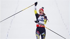 Slovenská biatlonistka Anastasia Kuzminová projíždí vítězně cílem stíhačky v... Slovenská biatlonistka Anastasia Kuzminová projíždí vítězně cílem stíhačky v...