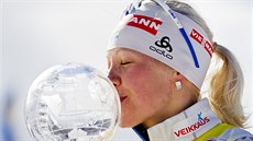 Finská biatlonistka Kaisa Mäkäräinenová s globem pro vízku Svtového poháru.