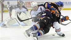 Mike Halmo (vpravo) z New York Islanders pi sráce s Markem Letestuem z...