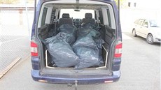 Policisté chtěli zastavit podezřelou dodávku, řidič ale začal ujíždět.... Policisté chtěli zastavit podezřelou dodávku, řidič ale začal ujíždět....