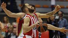 Vassilis Spanulis (v popředí) z Olympiakosu pod obranným tlakem hráčů z Vitorie. Vassilis Spanulis (v popředí) z Olympiakosu pod obranným tlakem hráčů z Vitorie.