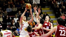 Pardubický pivot Martin Peterka střílí na svitavský košm brání ho Marek Sehnal,... Pardubický pivot Martin Peterka střílí na svitavský košm brání ho Marek Sehnal,...