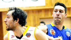 Pardubický pivot Travis Nelson (vlevo) a ústecký David Šteffel v souboji. Pardubický pivot Travis Nelson (vlevo) a ústecký David Šteffel v souboji.