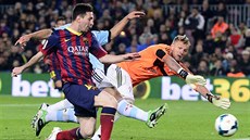 Lionel Messi z FC Barcelona pekonává gólmana Rubena Blanca z Celty Vigo.