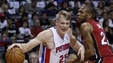 Kyle Singler (vlevo) z Detroitu se prodírá kolem miamského Jamese Jonese.