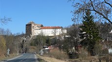 Hrad ze 13. století se vypíná na skále nad hlubokým údolím, kde se nachází