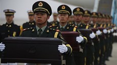 Čínští vojáci převzal na letišti v jihokorejském Inčeonu ostatky padlých mužů z Čínští vojáci převzal na letišti v jihokorejském Inčeonu ostatky padlých mužů z