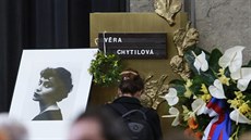Obřadní síni vévodil černobílý portrét režisérky (21. března 2014). Obřadní síni vévodil černobílý portrét režisérky (21. března 2014).