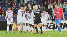 RADOST SOUPEE. Fotbalisté Lyonu oslavují vedoucí gól Gomise proti Plzni.