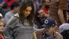 Mila Kunisová a Ashton Kutcher na basketbalovém zápase (Los Angeles, 22. bezna...