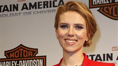 Thotná Scarlett Johanssonová na francouzské premiée filmu Captain America:...