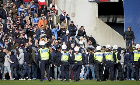védská policie zasahuje proti fanoukm klubu Djurgarden bhem zápasu s...