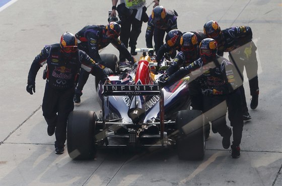 ZPÁTKY DO BOX.. Daniel Ricciardo z Red Bullu ml smlu. Ve Velké cen Malajsie