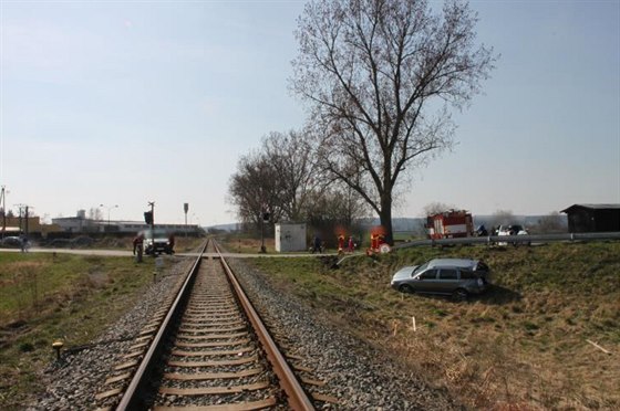 Stet oktávie s motorovým vlakem ve Svitavách