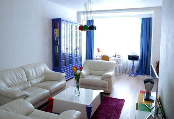 Obývací pokoj není píli velký, proto zde pevládá bílá barva, výrazn oivená