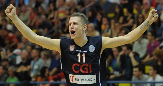 Dínský basketbalista Jan Jiíek slaví bhem utkání s Ústím.