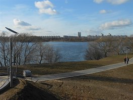 Hned vedle iovky je jezero a park. Dá se tu pjit kolo a po cyklostezce...