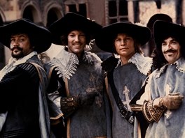 Oliver Reed, Richard Chamberlain, Michael York a Frank Finlay ve filmu tyi...